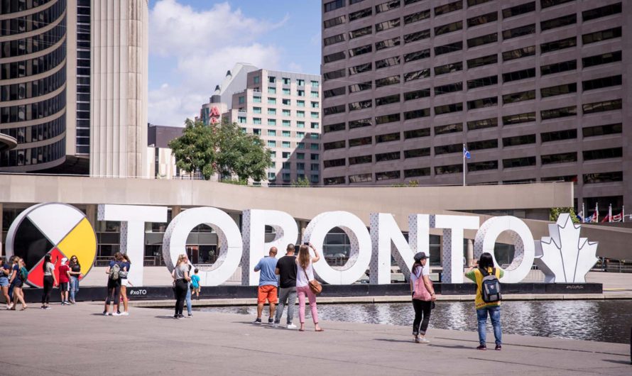 Toronto’s Iconic Landmarks: Must-See Spots for First-Time Visitors